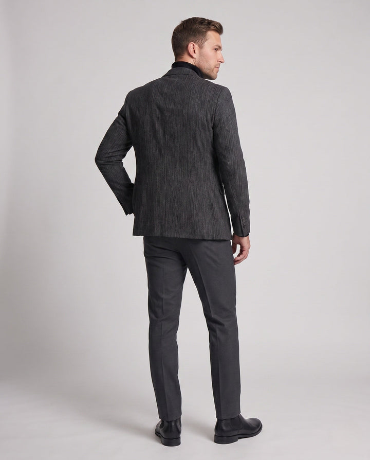 Mann trägt eleganten schwarzen Slim Fit Business Sakko. Vielseitiger Herren Blazer für Büro & Freizeit.