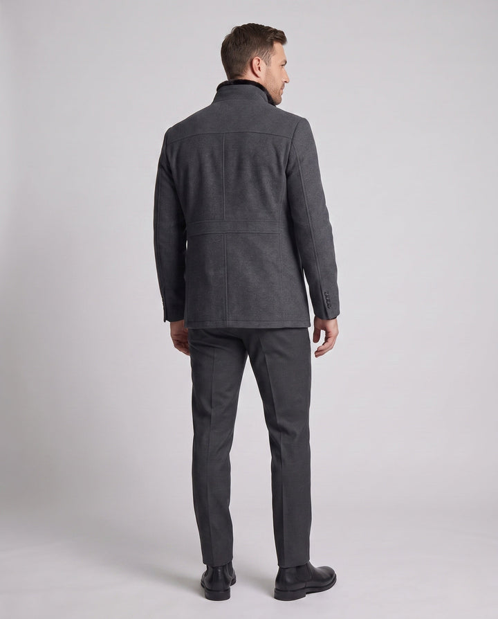 Stilvoller Herren Stehkragen-Thermomantel. Warme, elegante Oberbekleidung für Herren, perfekt für kalte Tage.