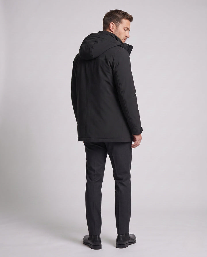 Detailansicht der strapazierfähigen Softshell-Jacke: Kapuze, Reißverschluss und Seitentaschen.