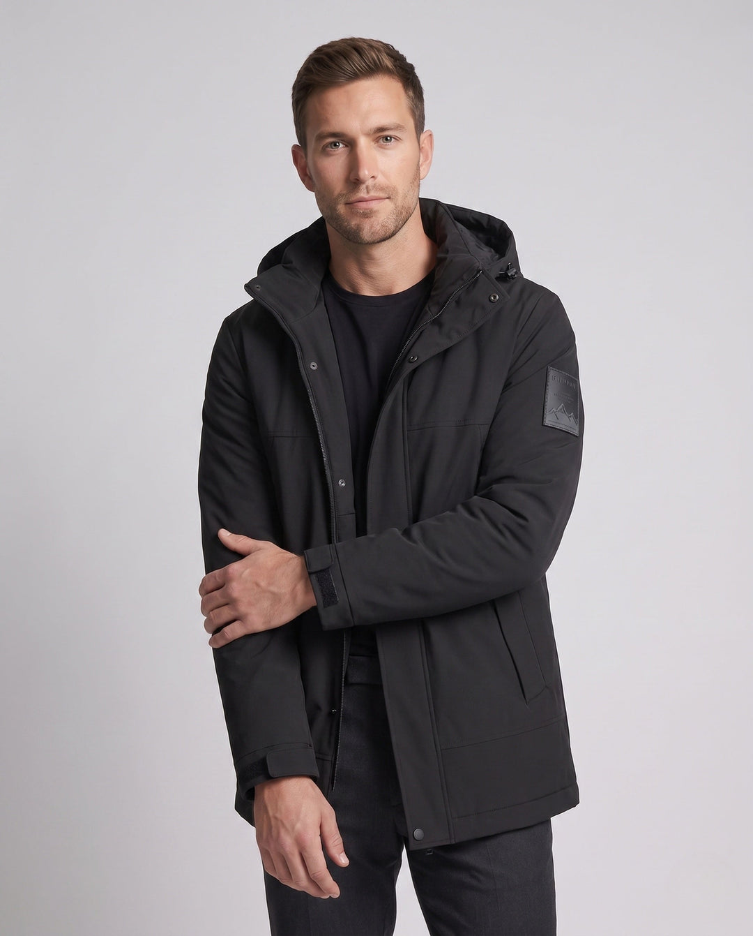 Wasserabweisende, winddichte Herren Softshell-Kapuzenjacke mit Reißverschluss für kalte Tage.