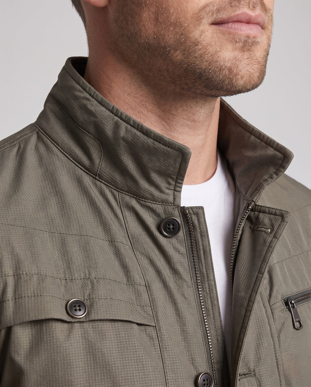 Wasserabweisende Herren Freizeitjacke mit Thermofutter, Stehkragen & praktischen Multifunktionstaschen.