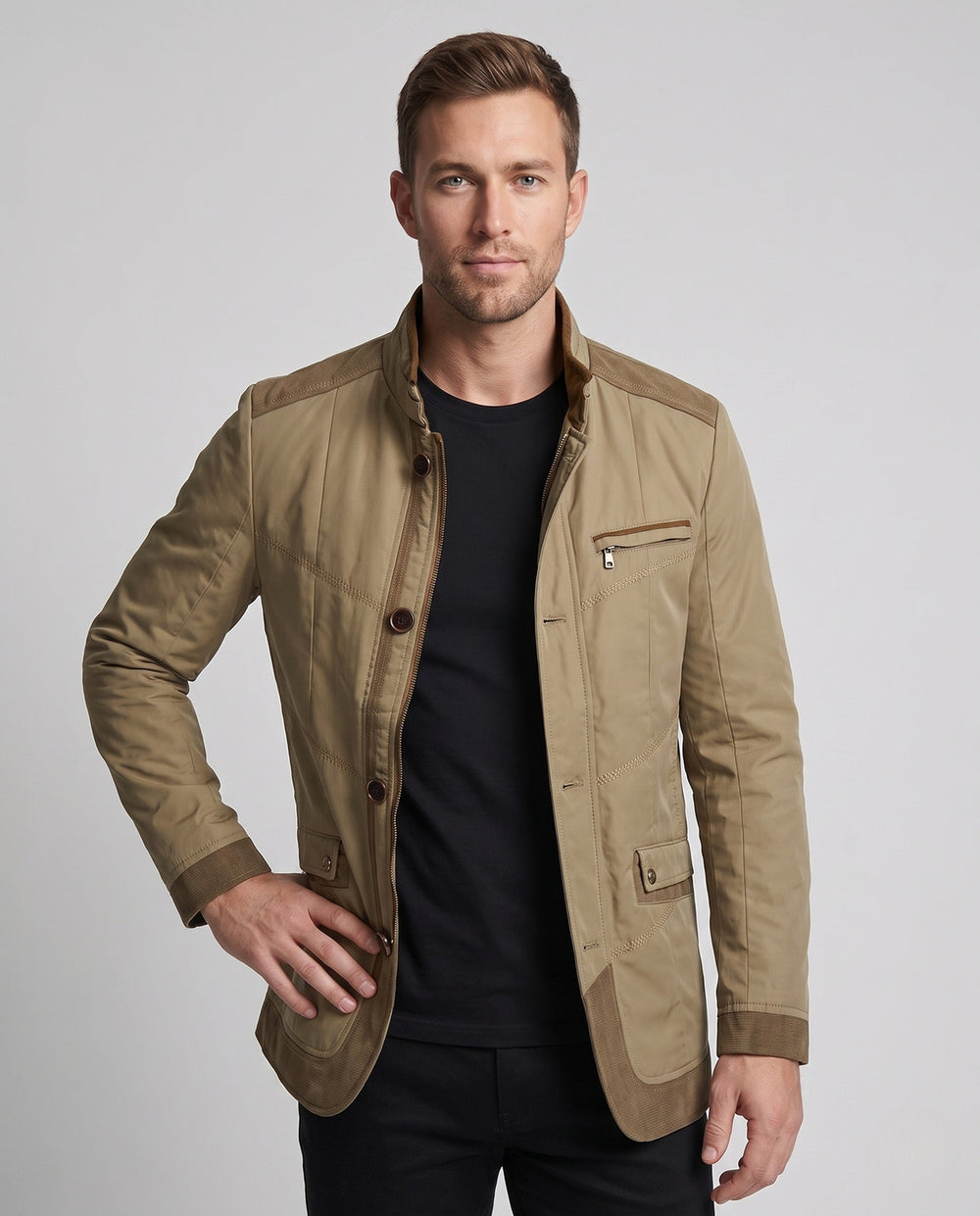 Moderne Herren Steppfeldjacke in Dunkelblau mit praktischem Stehkragen und Steppung.