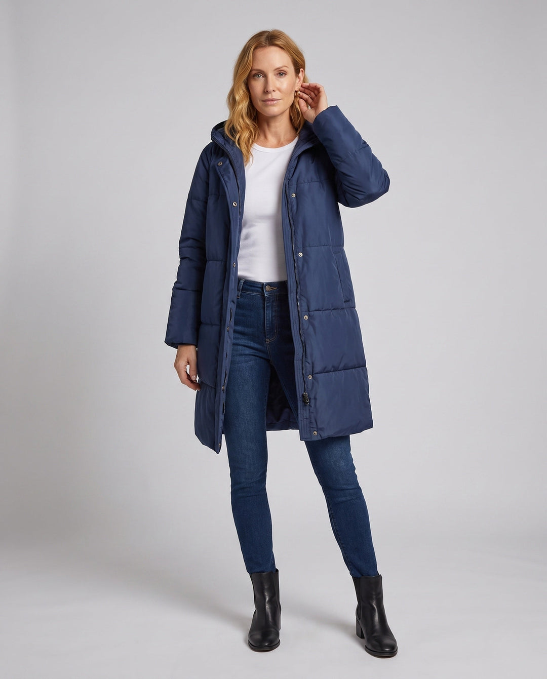 Eleganter, warmer Damen Steppmantel mit großer Kapuze für Stil und Komfort im Winter.