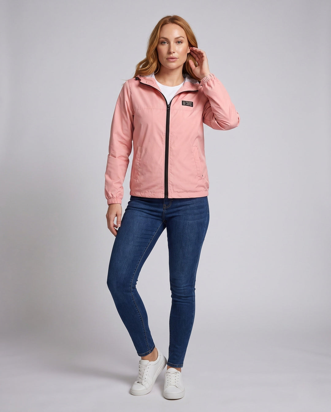 Leichter Damen Kapuzen-Windbreaker: Nahaufnahme der atmungsaktiven, winddichten Jacke, ideal für Frühling/Sommer Outdoor.