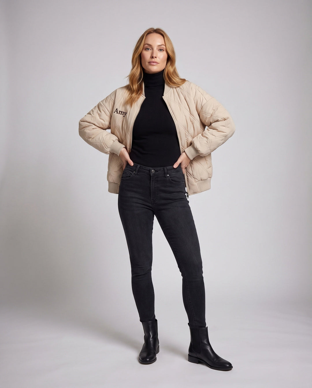 Damen Oversized Stepp-Bomberjacke, schwarz, mit modernem Schnitt. Warme Herbstjacke für lässigen Streetstyle.