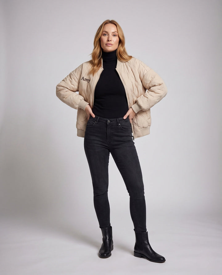 Damen Oversized Stepp-Bomberjacke, schwarz, mit modernem Schnitt. Warme Herbstjacke für lässigen Streetstyle.