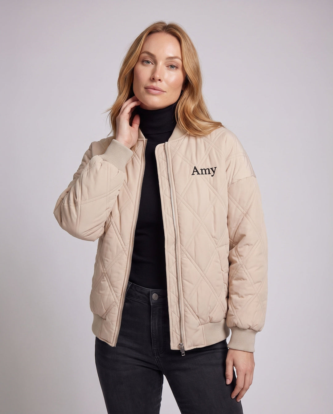 Stylische Damen Stepp-Bomberjacke in Oversized-Passform. Blick auf den Rückenprint; perfekt als warme Übergangsjacke.