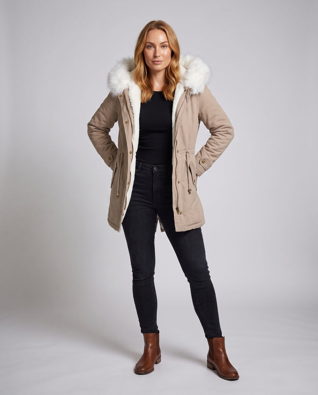Eleganter Damen Winterparka mit luxuriöser Kunstfellkapuze und warmem Teddyfutter, figurbetont.