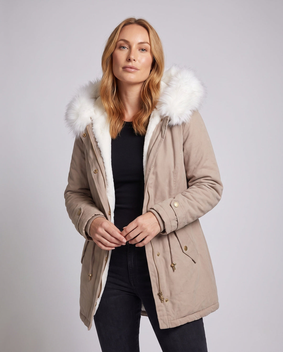 Warmer Damenparka mit Teddyfutter & Kunstfellkapuze, bietet optimalen Kälteschutz und Komfort.