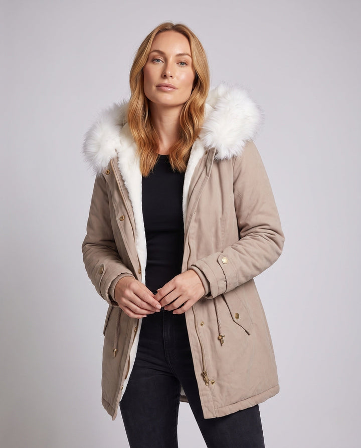 Warmer Damenparka mit Teddyfutter & Kunstfellkapuze, bietet optimalen Kälteschutz und Komfort.