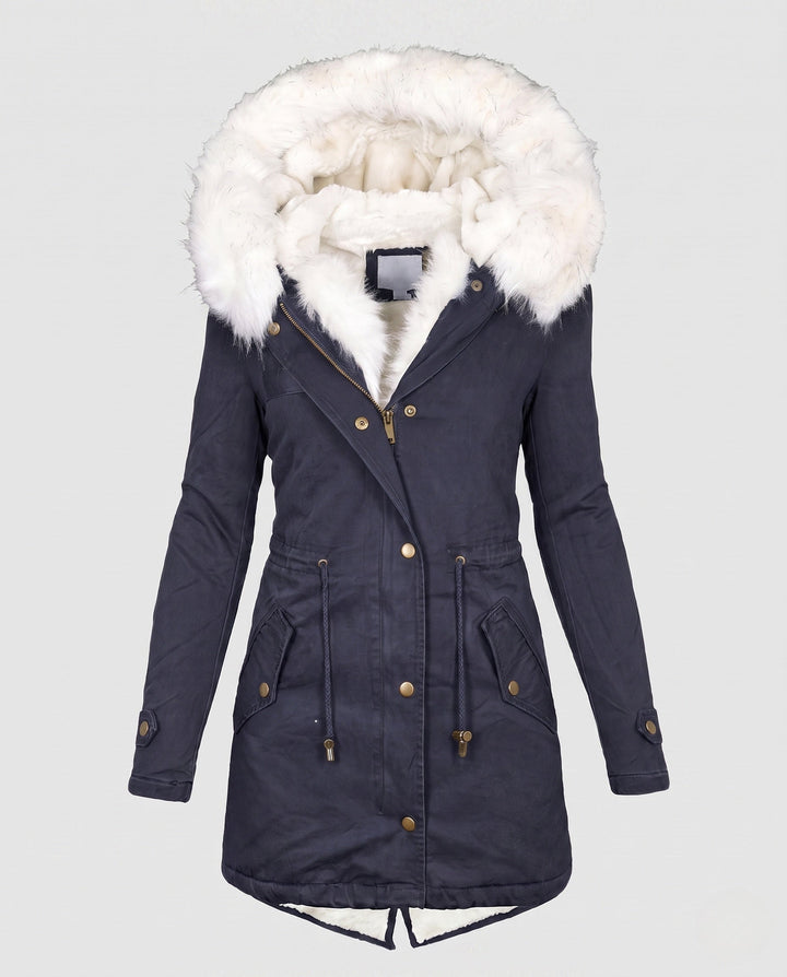 Luxuriöser Damen Winterparka mit weicher Kunstfellkapuze und kuschligem Teddyfutter, sehr elegant.