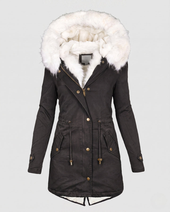 Modischer Damen Winterparka mit warmer Kunstfellkapuze und weichem Teddyfutter für stilvolle Wintertage.
