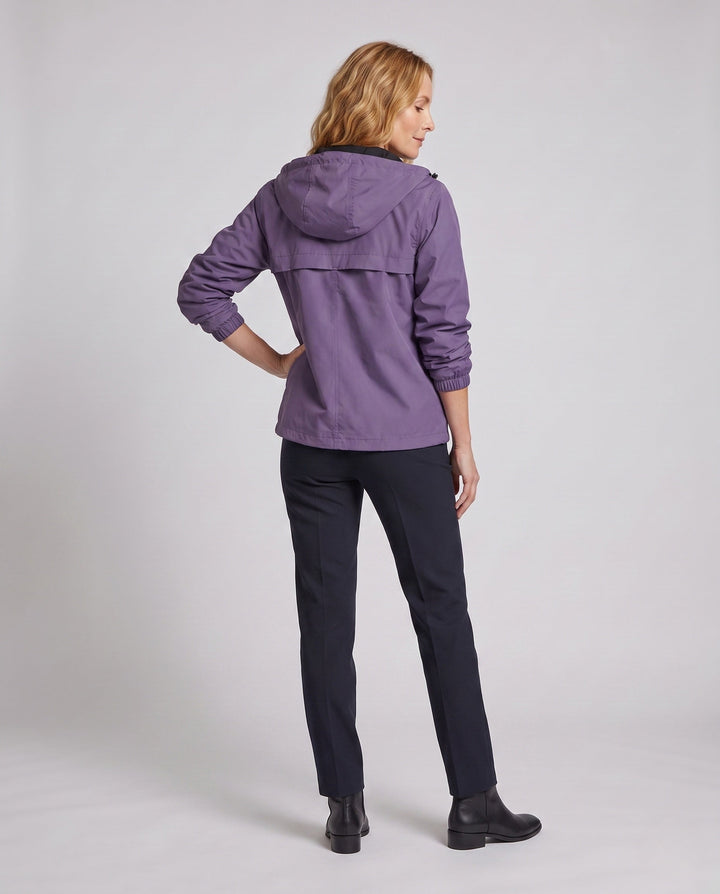 Moderner Damen Hoodie mit durchgehendem Reißverschluss. Angenehme Übergangsjacke, ideal für kühle Tage.