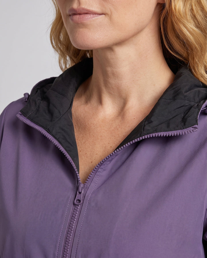 Vielseitige Damen Freizeitjacke mit Kapuze, Reißverschluss & Taschen. Perfekt für casual Alltagsmode.