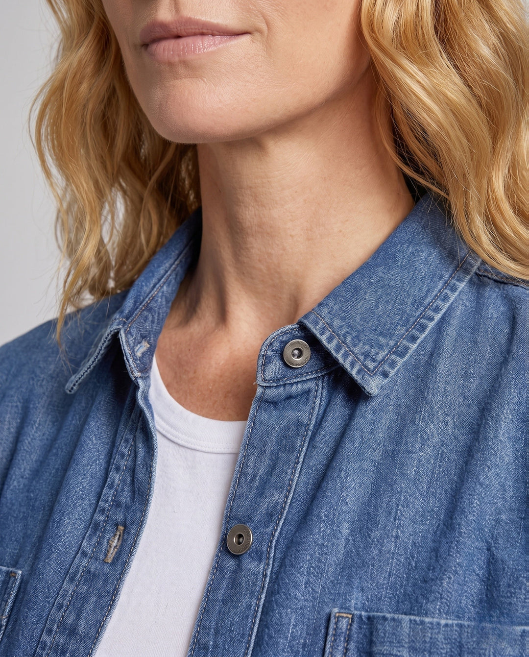 Elegantes Damen Shirtkleid im Oversized Schnitt mit praktischen Brusttaschen. Perfekt für den Übergang.