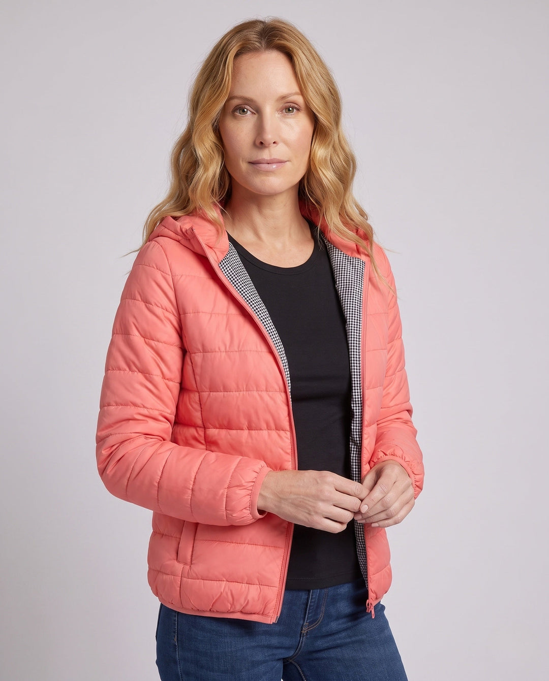 Winddichte & wasserabweisende Damen Übergangsjacke mit Kapuze, gepolstert für Wärme & Slim Fit Stil.