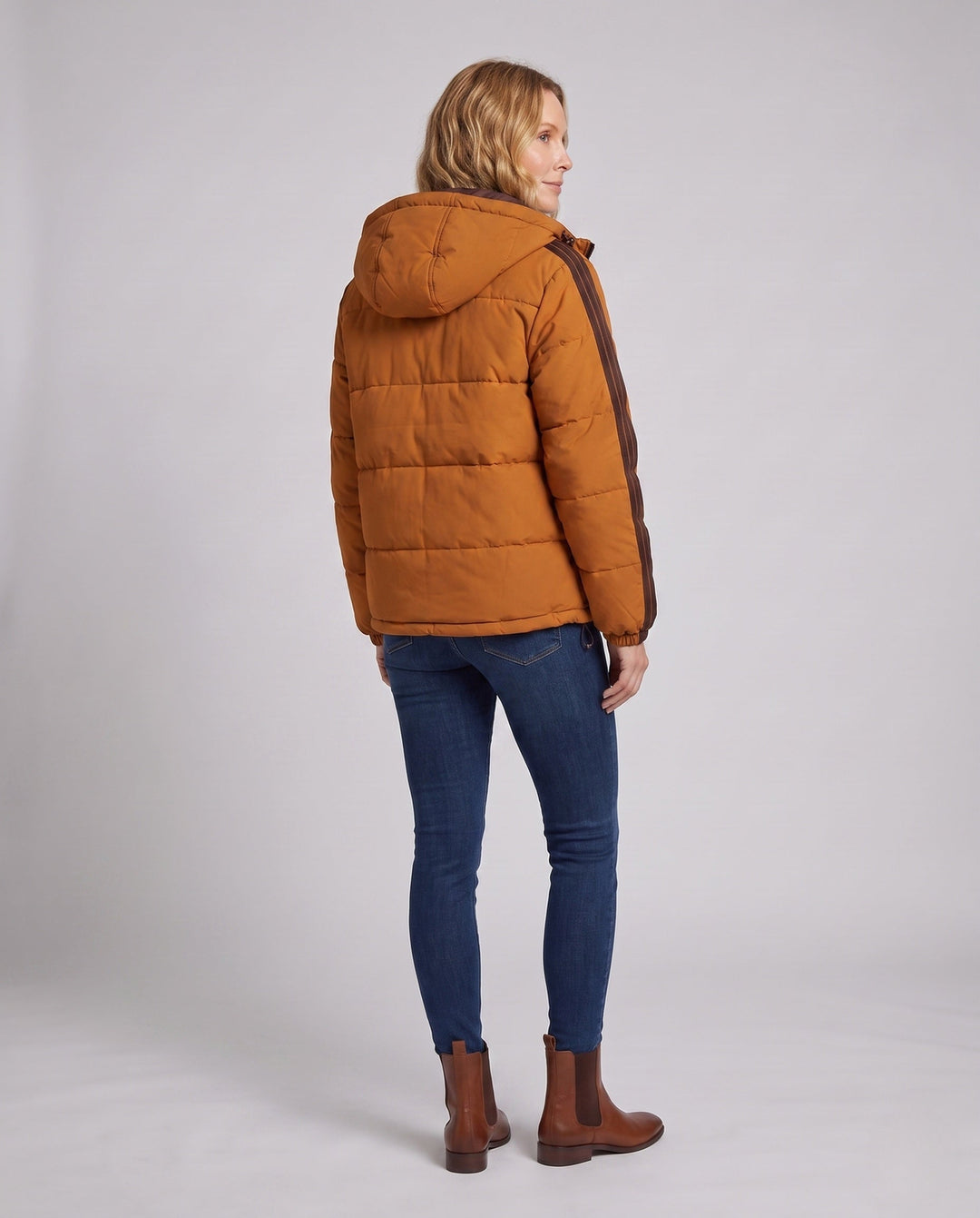 Robuster Damen Steppparka, isoliert, mit Kapuze. Hält warm im Winter. Lässige Urban Streetwear für Frauen.