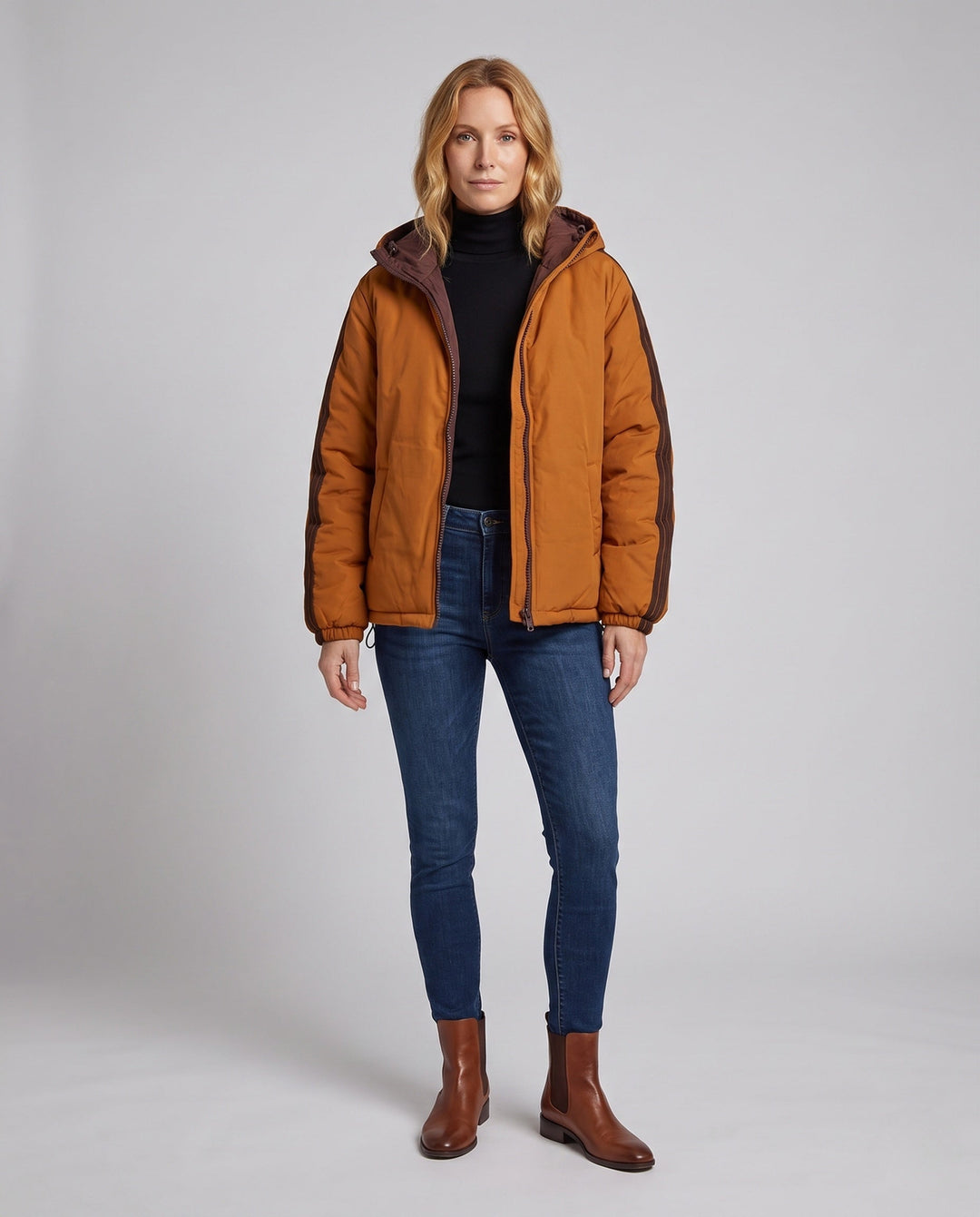 Damen Steppparka mit Kapuze, urbaner Look & sportliche Streifen. Warme Winterjacke für Streetwear & Freizeit.