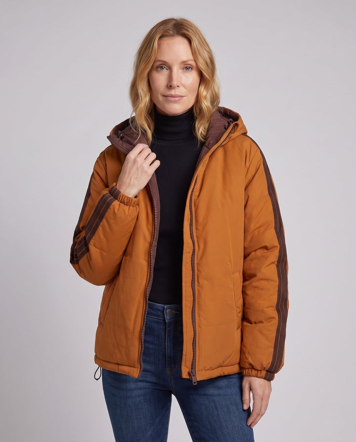 Warme Damen Kapuzenjacke, gesteppt, mit sportlichen Streifen. Perfekte Oversized Steppjacke für kalte Wintertage.