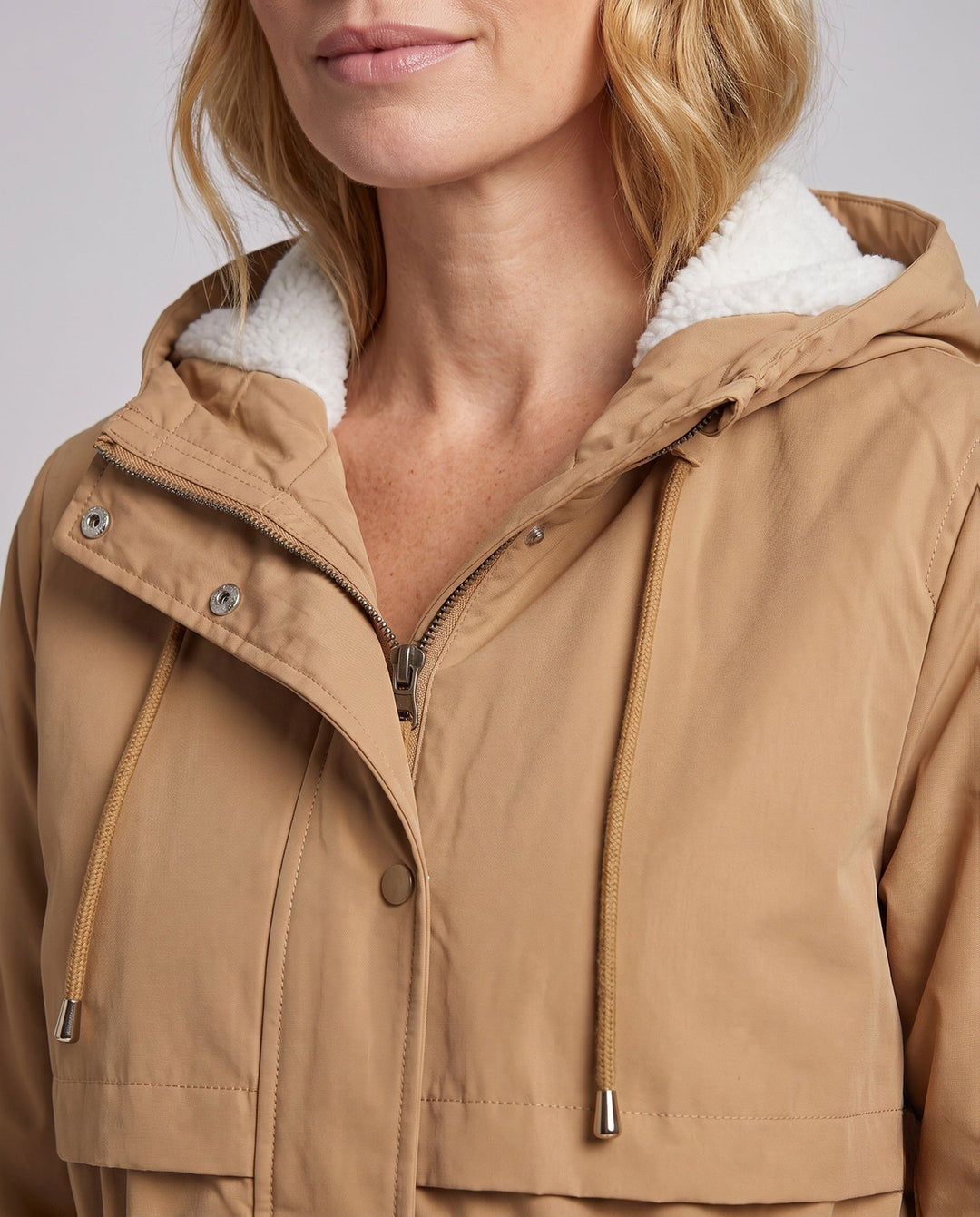 Moderner Damen Übergangsjacke mit Teddykapuze, Taillenzug; ideal als Reise- & Freizeitjacke für den Herbst.
