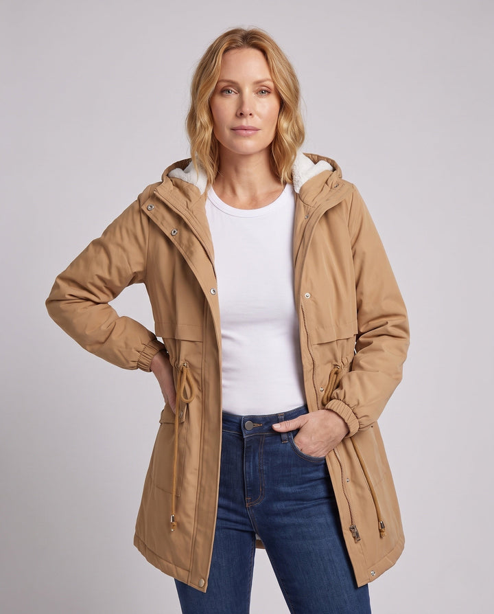 Stilvoller Damenparka mit Teddykapuze & Taillenzug, schützt vor Wind; perfekt für Freizeit & Herbstmode.