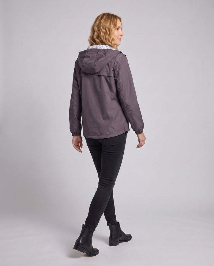 Detailaufnahme: Stylisches bedrucktes Innenfutter des leichten Unisex Kapuzenwindbreakers, modern & einzigartig.