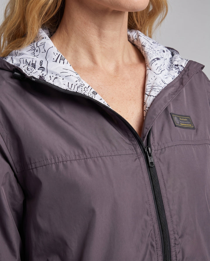 Rückansicht des stylischen Unisex Windbreakers mit Kapuze. Perfekt als leichte Freizeit- & Übergangsjacke.