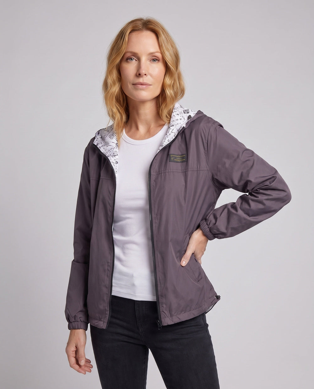 Moderner leichter Unisex Kapuzenwindbreaker vorne, offener Reißverschluss, sportlicher Schnitt, für Alltag & Outdoor.