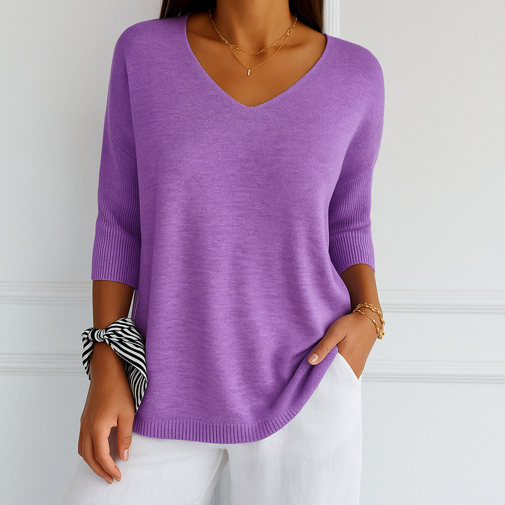 Moderner Damen Kurzarm-Pullover mit V-Ausschnitt. Lässige Passform, perfekt für entspannte Sommertage.