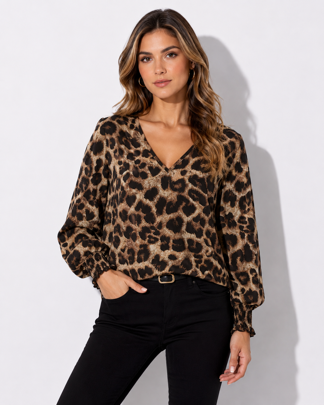 Damen Bluse mit elegantem Leopardenmuster, ideal für Business Casual oder Freizeit Looks.