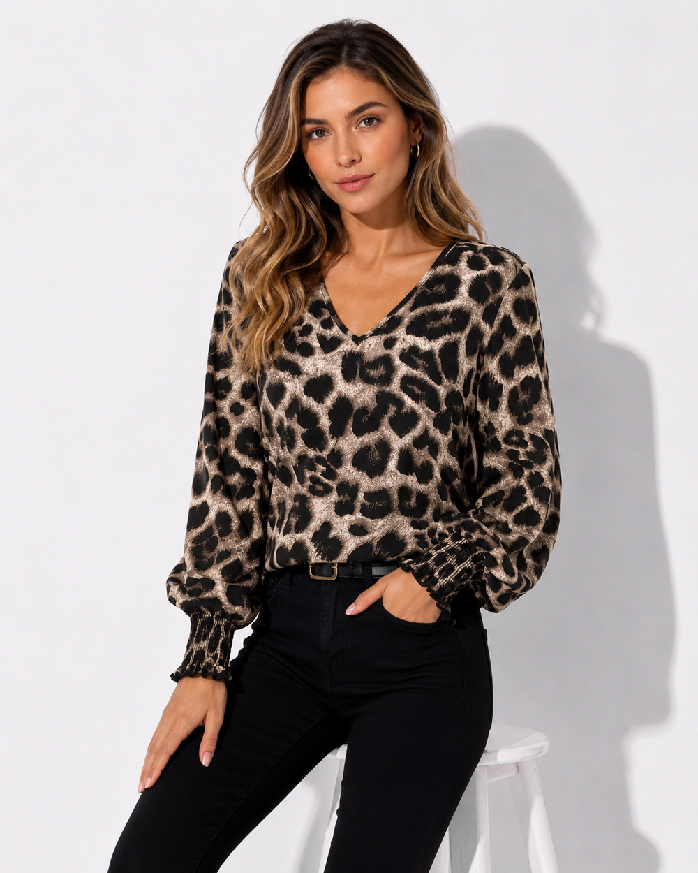 Stylische Damenbluse mit V-Ausschnitt und Leopardenprint, ein vielseitiges Mode-Oberteil für Frauen.