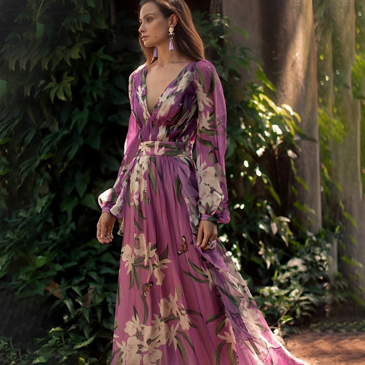 Luftiges Damen Maxikleid mit V-Ausschnitt und sommerlichem Blumenprint. Ideal als elegantes Freizeit- oder Festkleid.