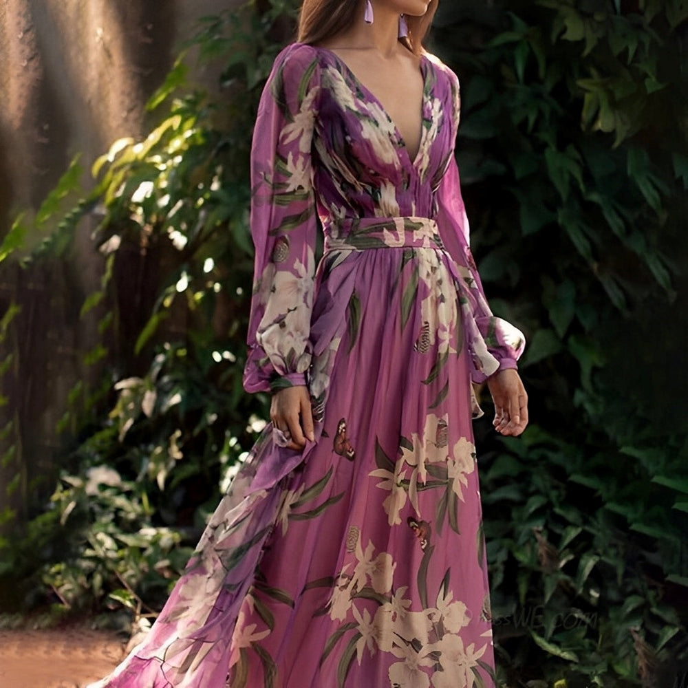 Elegantes lila Damen Sommer Maxikleid mit Blumenmuster. Fließend, mit V-Ausschnitt und luftigem Stoff für heiße Tage.