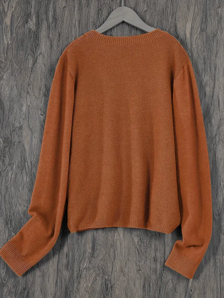 Detailaufnahme der Damen Strickjacke: Weiche Strickstruktur, lockerer Schnitt, bequeme Passform spürbar.