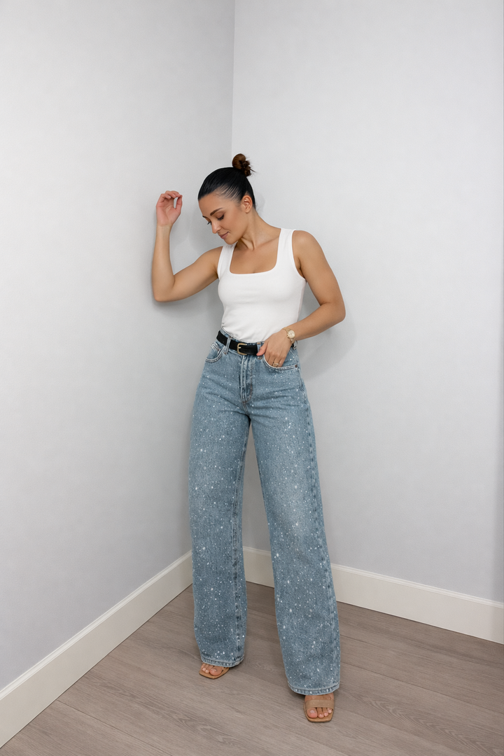 Seitenansicht der Damen High Waist Jeans mit geradem Bein & Glitzer. Zeigt den bequemen Schnitt und Vintage-Stil.