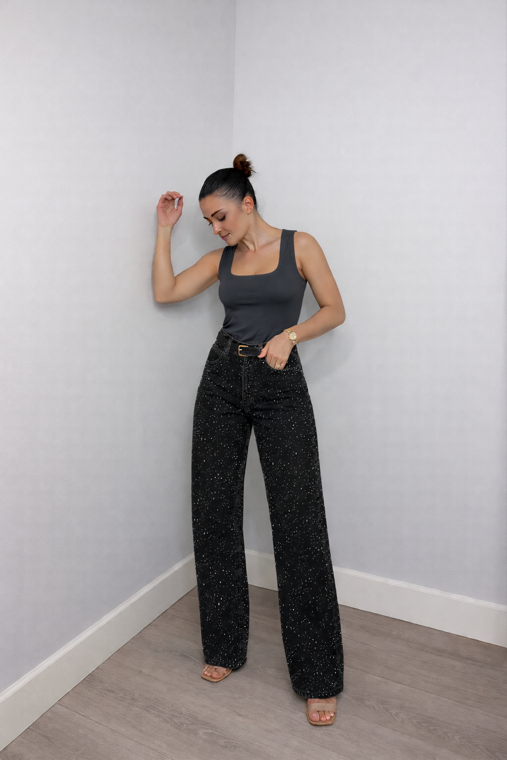 Struktur der Damen High Waist Jeans, gerades Bein, mit dezentem Glitzer und robustem Denim im Vintage-Stil.