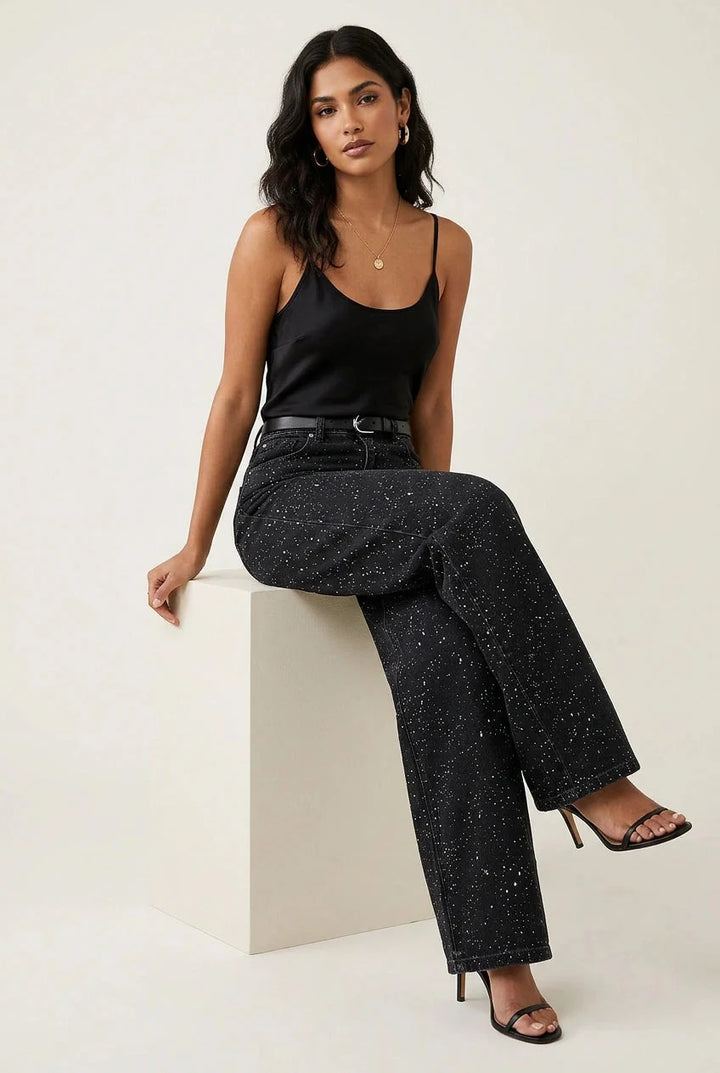 Rückenansicht der Damen High Waist Straight Leg Jeans mit Glitzer. Betont die feminine Silhouette.