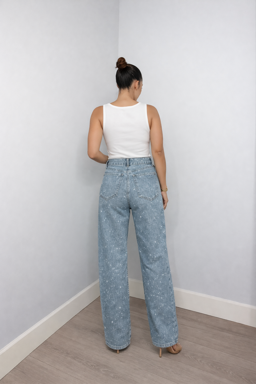 Model trägt Damen High Waist Jeans mit geradem Bein, Glitzer & Vintage Look. Ideal für stilvolle Freizeitmode.