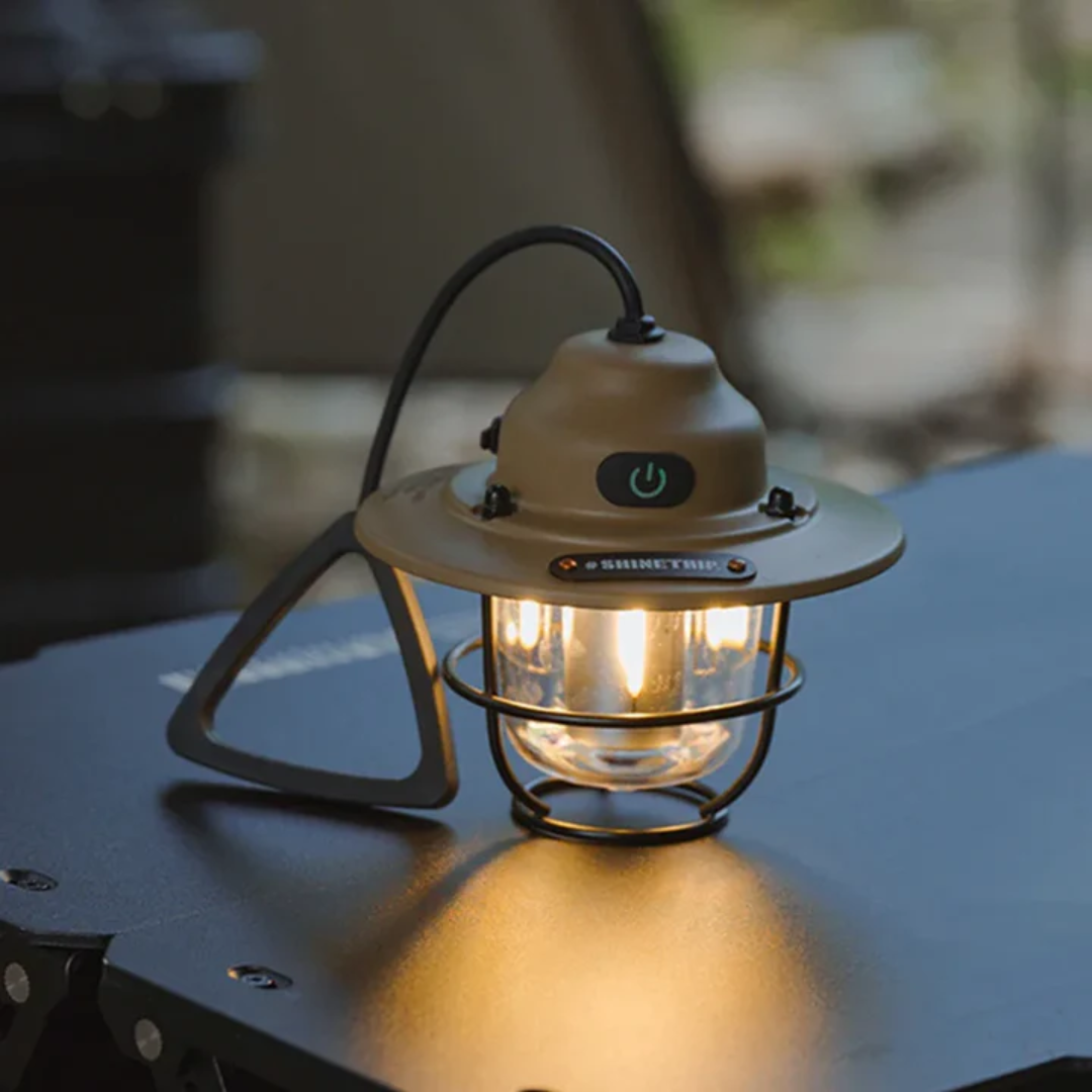 Tragbare Retro LED Laterne Campora. Lange Akkulaufzeit, aufladbar, unentbehrlich für Camping, Garten & Abenteuer.