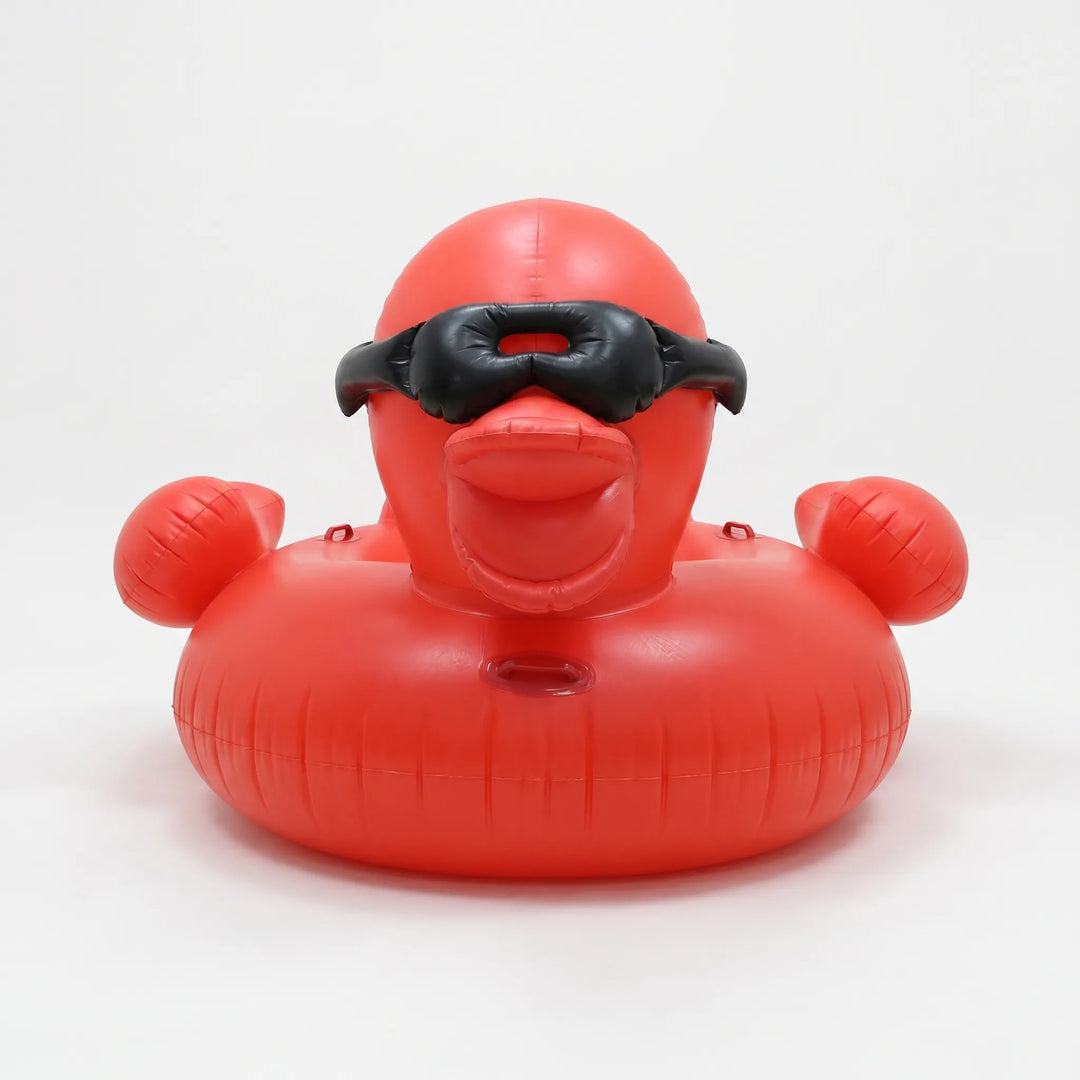 Große aufblasbare Ente als Schwimmtier und Wasserinsel zum Entspannen im Pool. Perfekt für Badespaß & Urlaub.