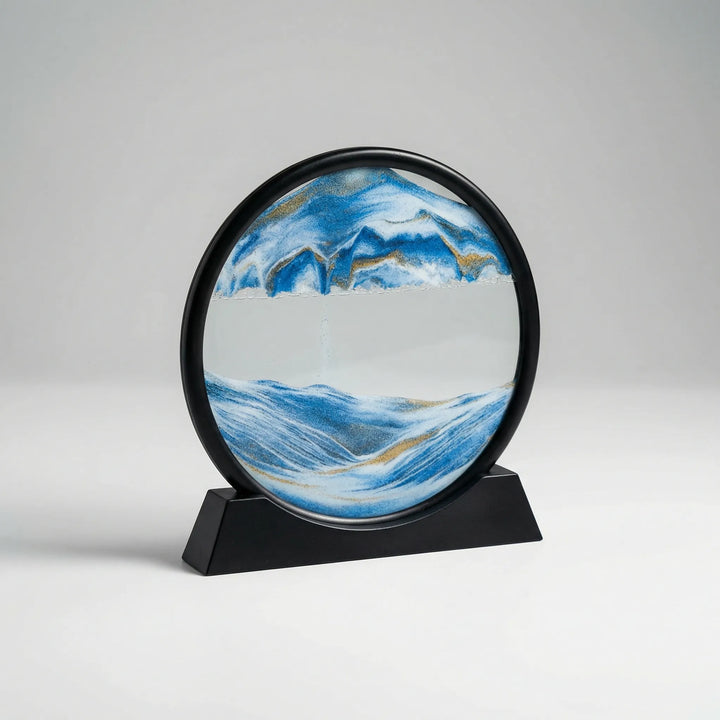 Rundes Sandbild mit fließendem Quarzsand, ideal als Schreibtisch-Deko für Entspannung und Achtsamkeit.
