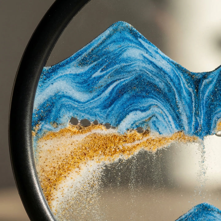 Elegantes rundes Sandkunstwerk als stilvolle Schreibtisch-Deko, bringt Ruhe ins Büro oder Wohnzimmer.
