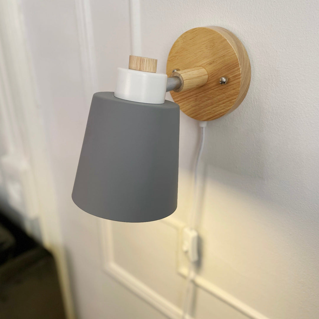 Drehbare Wandlampe mit Stecker, aus Holz & Metall, für flexibles Leselicht.