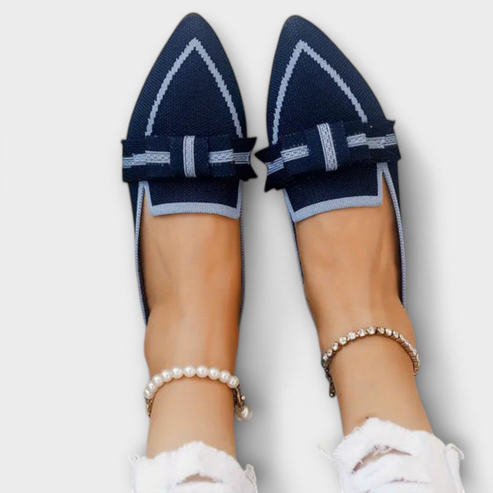 Blaue Damen Ballerinas mit Ziertritt und Knotendetail. Bequeme, flache Sommerschuhe für stilvollen Komfort.