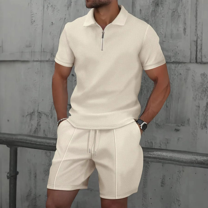 Stilvolles Herren Zweiteiler mit Reißverschluss Polo und Shorts, strukturierte Qualität für den Sommer.