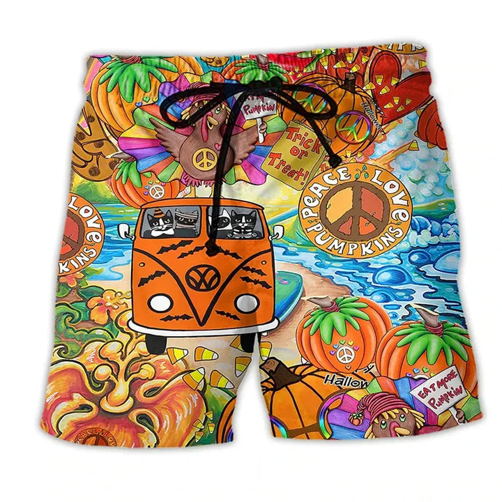 Mann trägt bequeme Herren Badehose mit Graffiti-Muster am Strand. Perfekte Sommer-Freizeitshorts.
