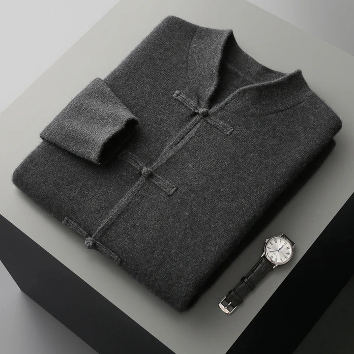 Vorderansicht der Herren-Rundhals-Strickjacke mit Knebelverschluss. Eine vielseitige Ergänzung Ihrer Garderobe.