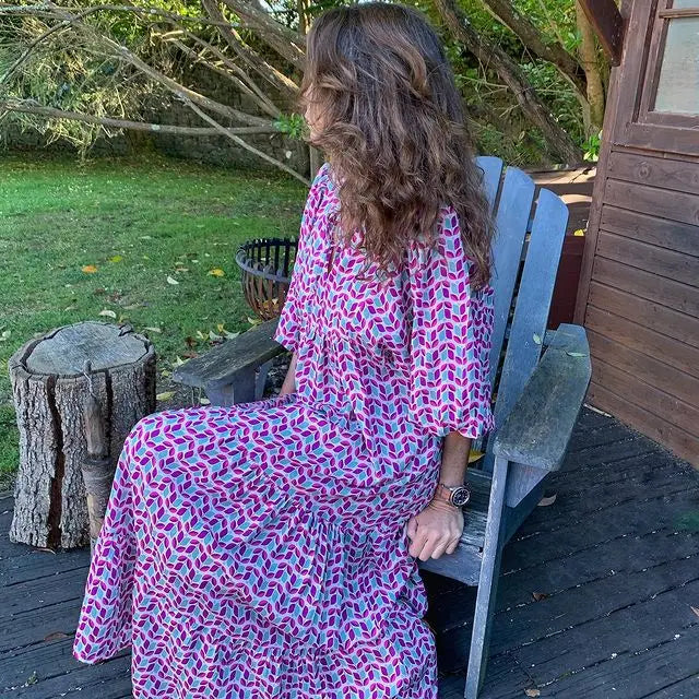 Bequemes, luftiges Damen Sommerkleid, geblümt, mit Rüschen, V-Ausschnitt; perfekt für Freizeit und Strandtage.