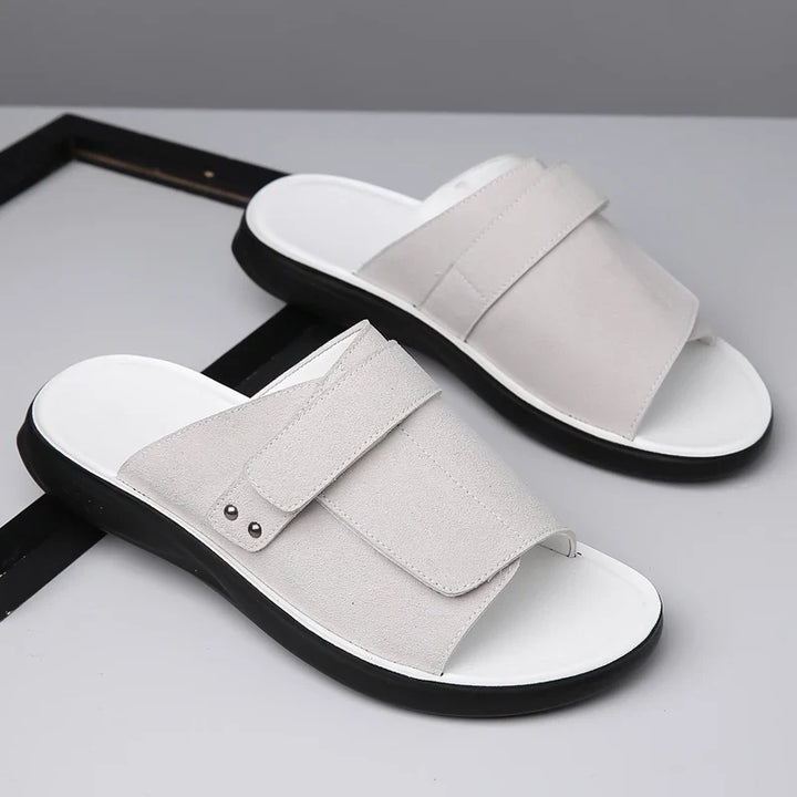 Robuste Herren Outdoor Sandalen mit verstellbarem Klettverschluss; bequeme Slip-On Sommerschuhe für besten Halt.