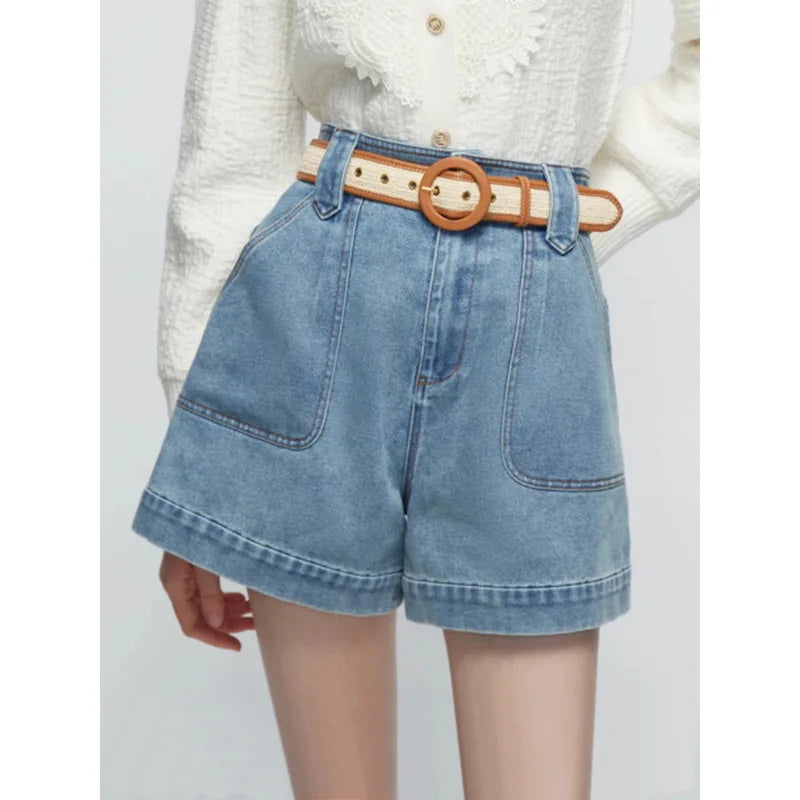 Modische Damen Kurze Hose aus Denim, hohe Taille & A-Linie Schnitt, mit Gürtel für stilvolle Frühlings-Outfits.